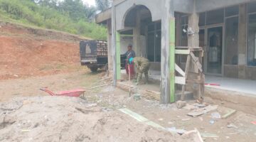 Kompak dan Bersinergi, Satgas TMMD dan Warga Gotong-royong Rehab Masjid dan Tempat Wudhu